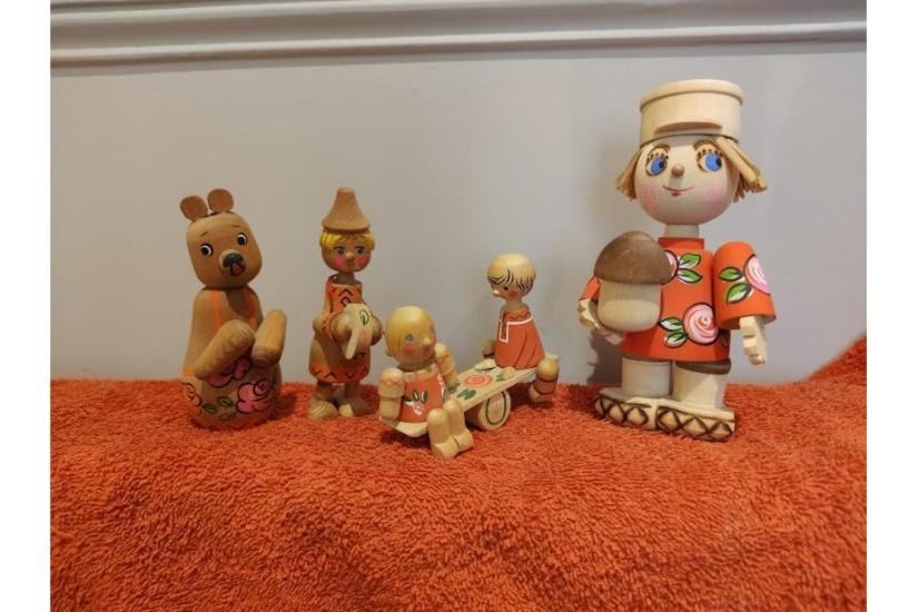 groupe de figurines russes en bois