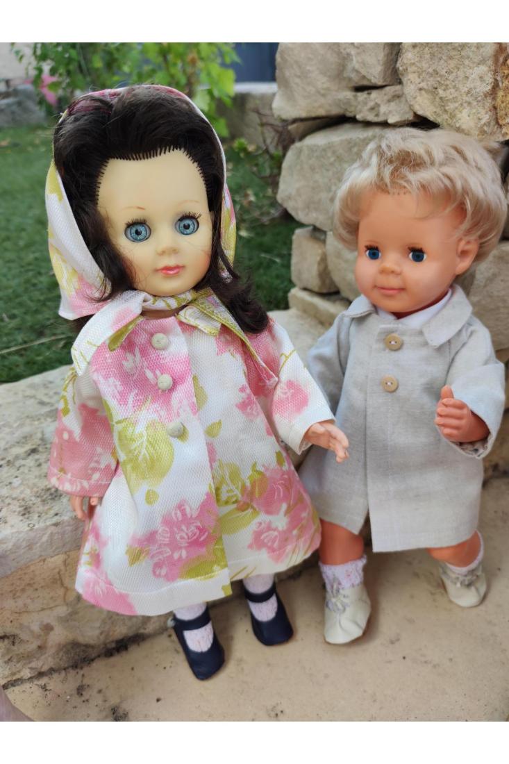 Marie Françoise et Michel en imperméables clairs,avril 1965