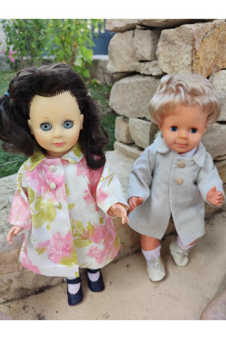 Marie Françoise et Michel en imperméables clairs,avril 1965