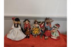 petit groupe poupées folkloriques